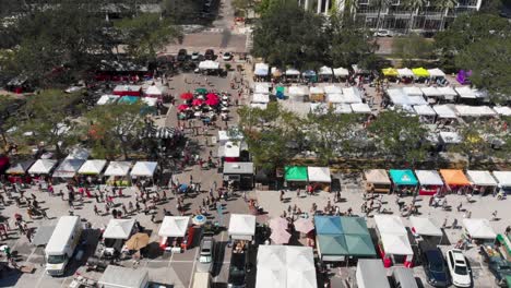 video de drones aéreos de 4k de compradores en el mercado de agricultores en el centro de st