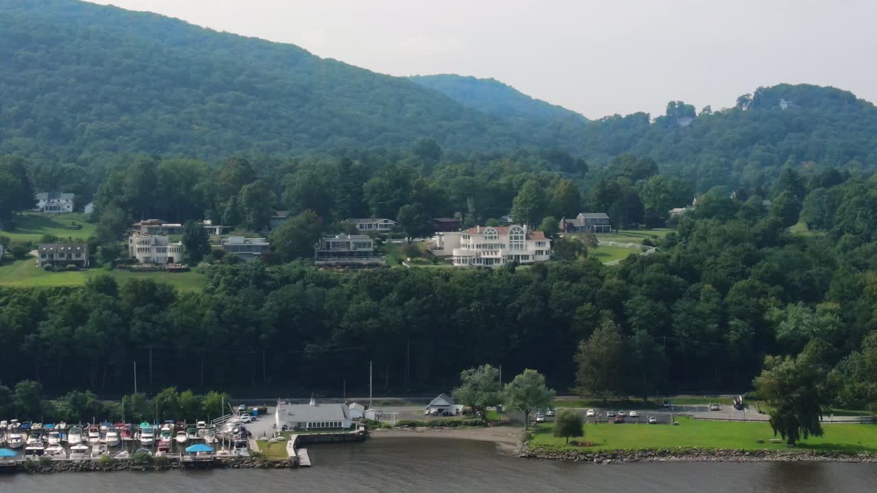 애팔래치아 산맥을 배경으로 허드슨 강에서 본 뉴욕 허드슨 계곡의 오렌지 카운티 뉴욕 허드슨에 있는 콘월의 공중 드론 비디오 영상