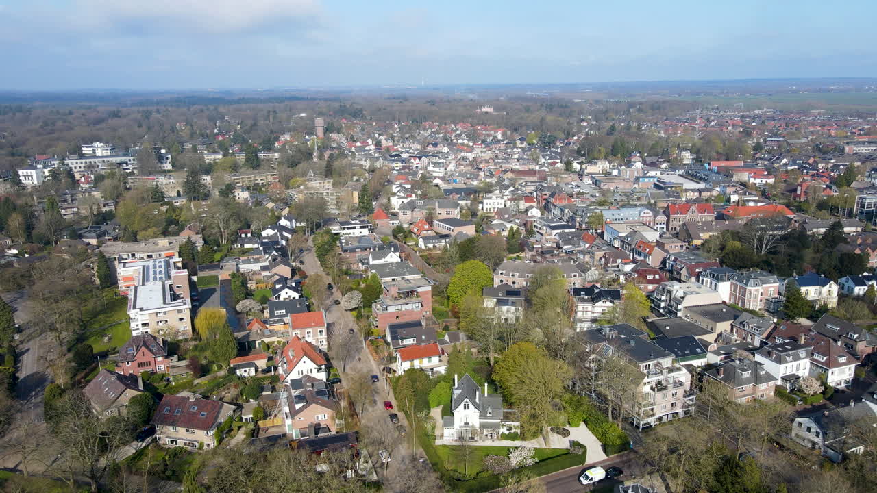 밝고 화창한 날에 아름다운 작은 마을의 높은 집