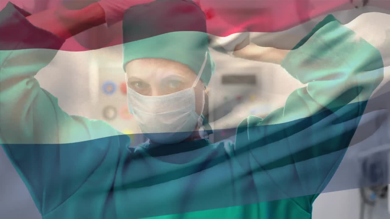 네덜란드  ⁇ 발이 병원에서 얼굴 마스크를 쓰고 있는 백인 여성 외과의사를 향해 흔들리고 있습니다.