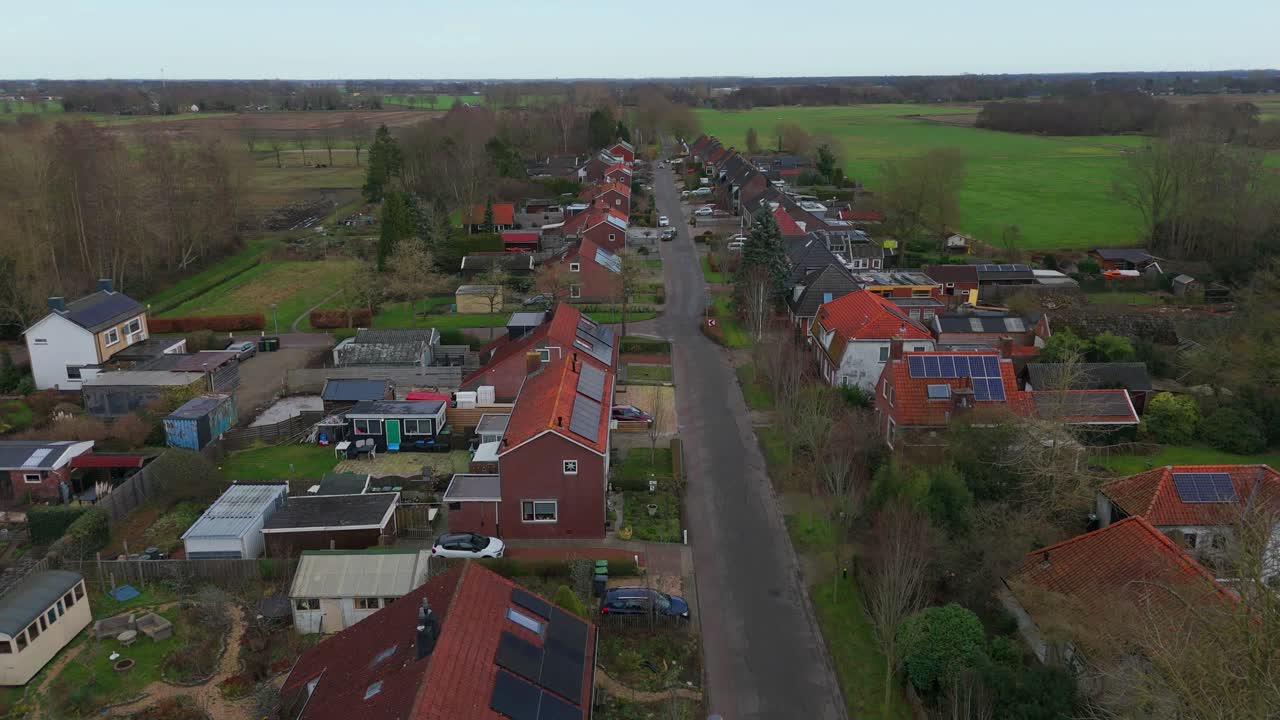 Stock droneoptagelser, der viser dronebevægelse fremad over Meesterslaan i Westerbroek, Holland. Landlige omgivelser, træer og veje er fanget i kolde vinterdagslysforhold