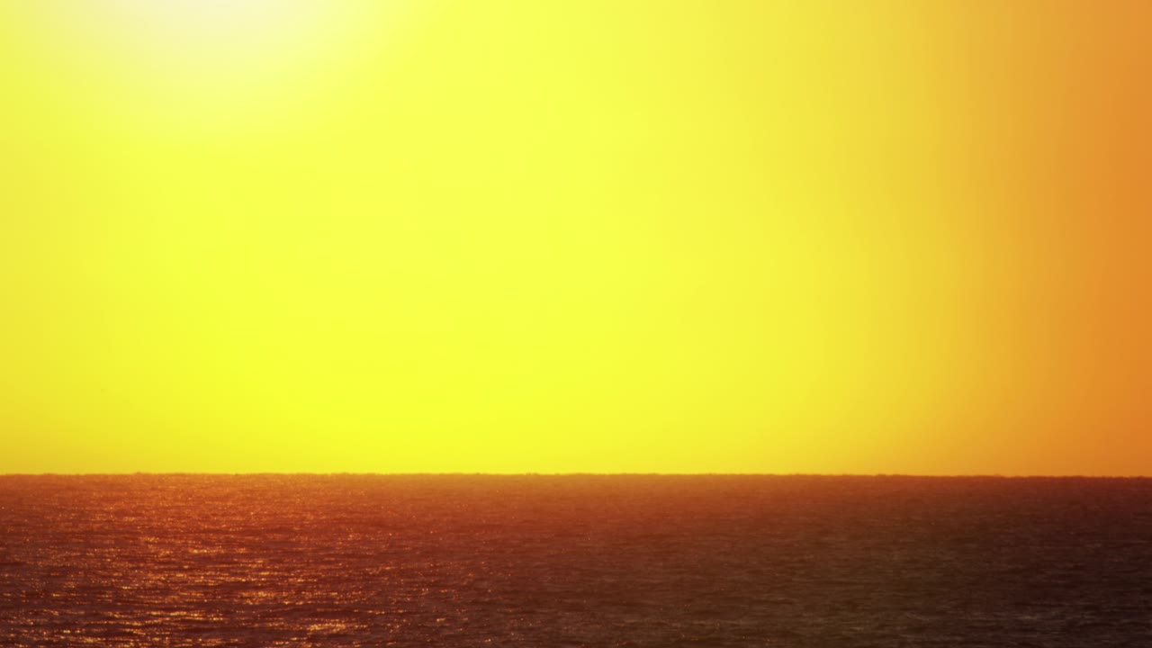 Hermosa puesta de sol sobre el mar