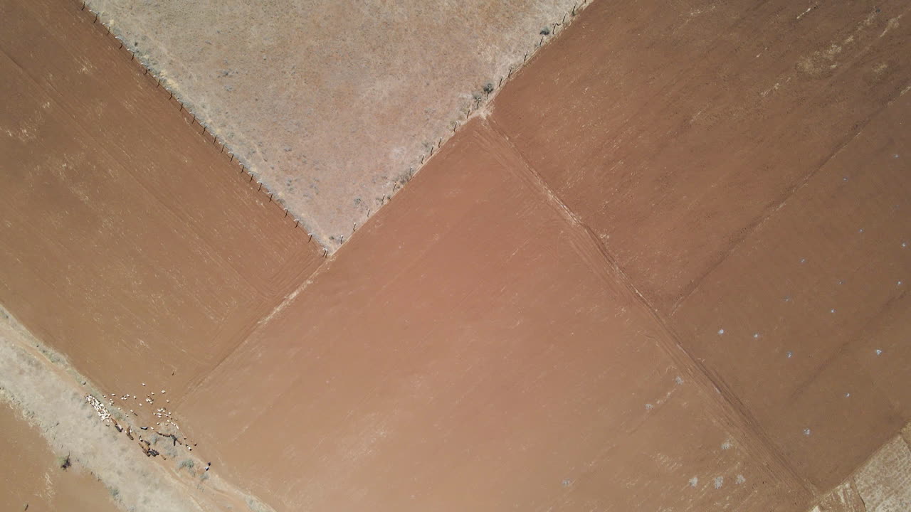 antena de arriba hacia abajo de la antigua pista de aterrizaje desierta en áfrica rural