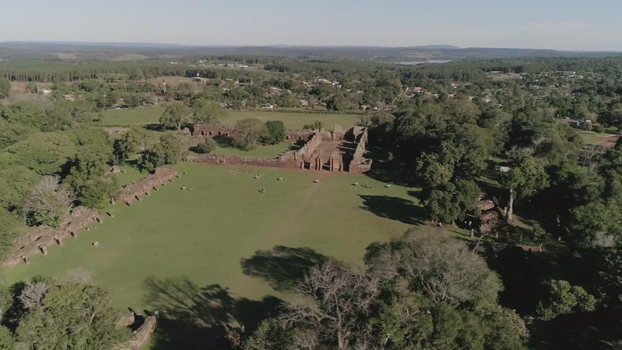 tomada de la órbita de las ruinas históricas de san ignacio en misiones, argentina