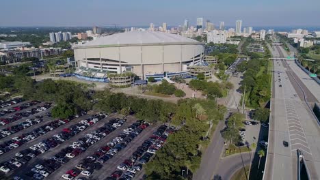 vídeo de drones aéreos de 4k de tropicana field y estacionamientos completos junto a la interestatal 275 en el centro de st.