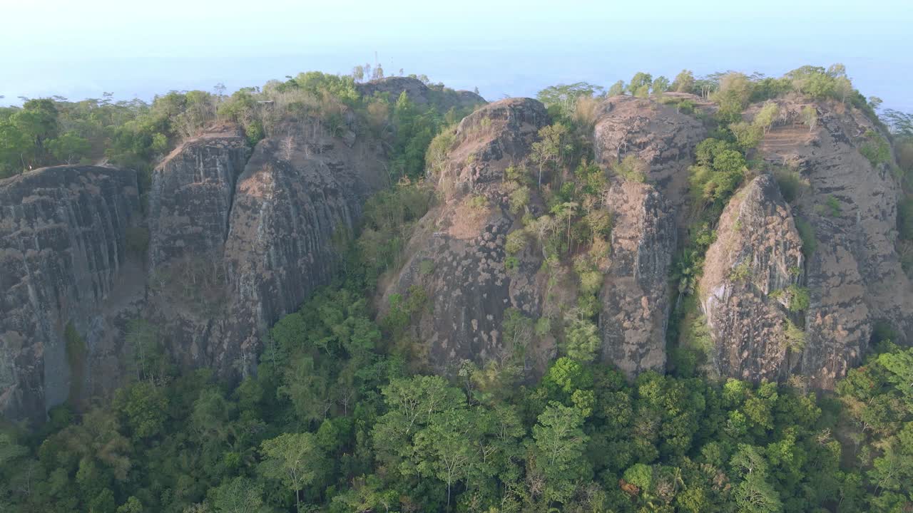 disparo de un dron deslizante dari gunung berapi prasejarah nglanggeran, indonesia
