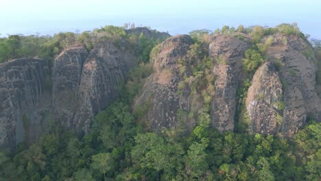 sliding drone shot dari gunung berapi prasejarah nglanggeran, indonesia