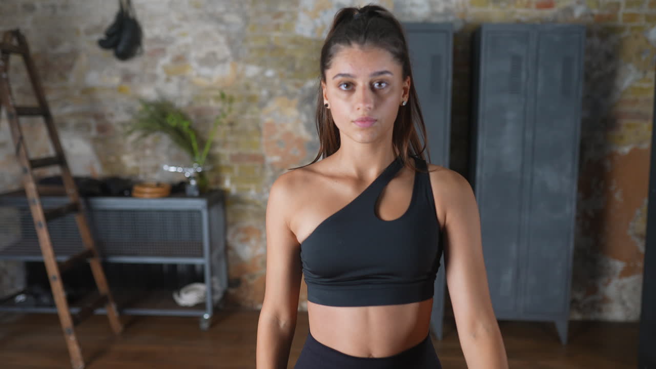 Mujer joven con ropa de gimnasio