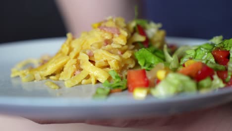 Nahaufnahme-Selektiver-Fokus-Von-Nudeln-Und-Schinken-Mit-Salat-Und-Tomaten-Auf-Dem-Teller