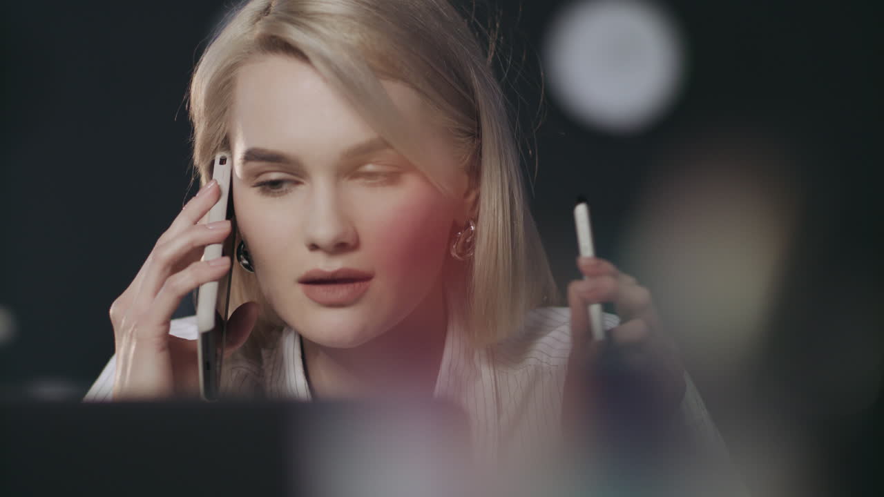 집중된 사업가 여성이 드폰으로 전화하고 있습니다.