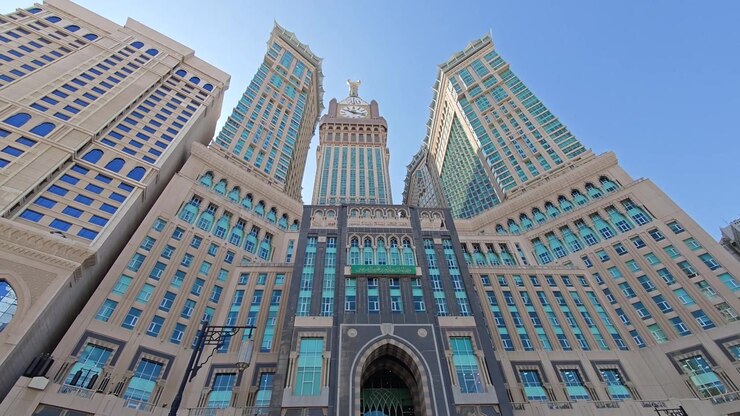 Vista dal basso delle torri Abraj Al Bait alla Mecca
