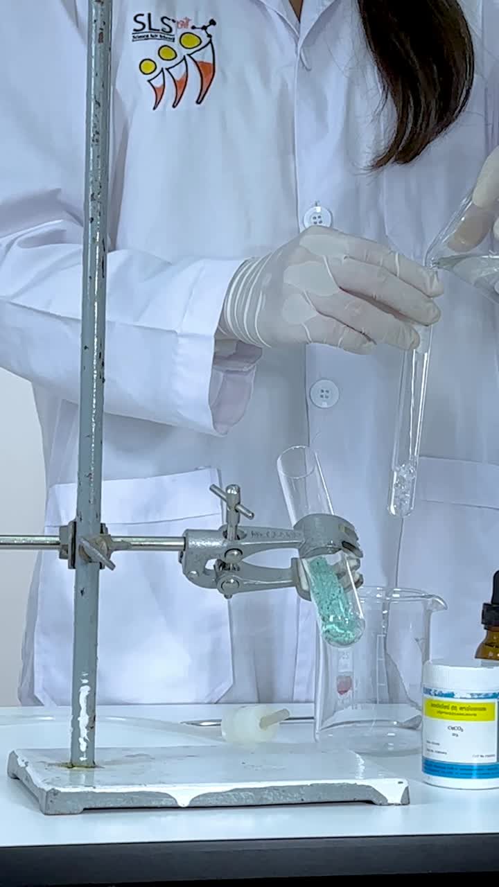 demostración de una reacción química en un entorno de laboratorio