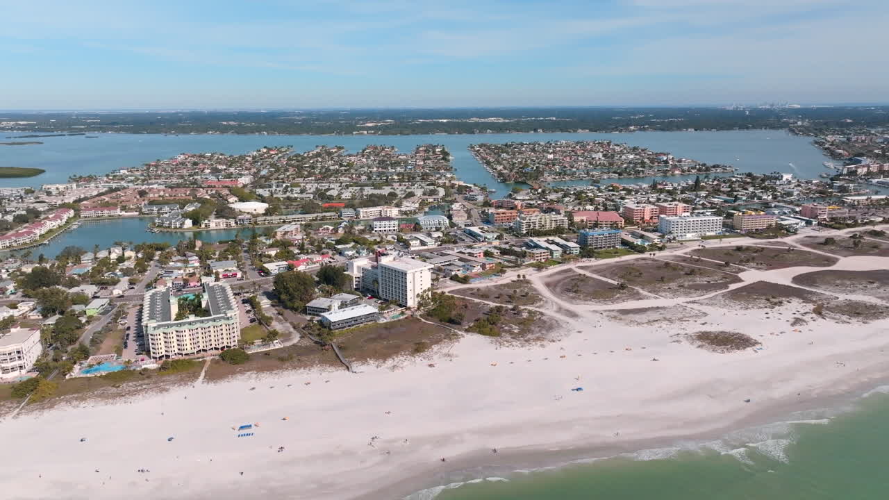 vista panorámica aérea de los condominios de playa y la casa en la playa de madeira, florida