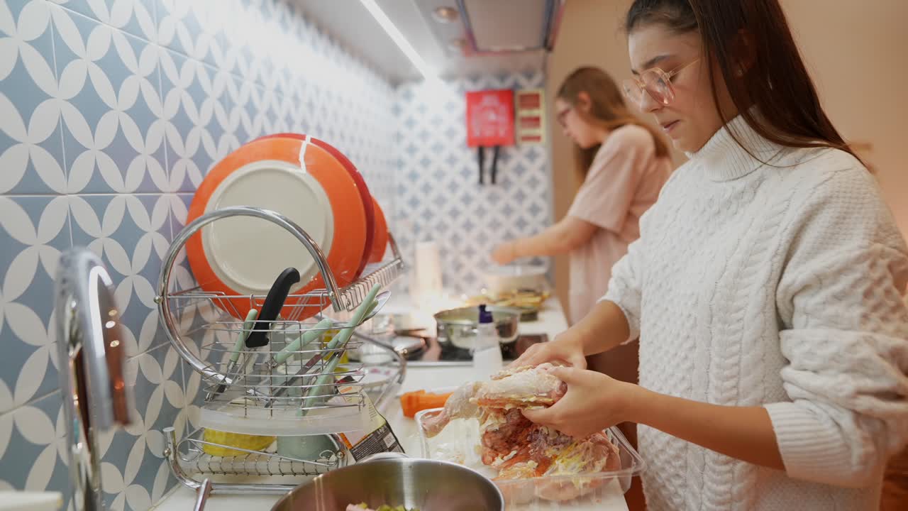 두 소녀가 부에서 함께 요리하고 있다.