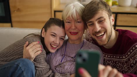 una selfie de familia feliz
