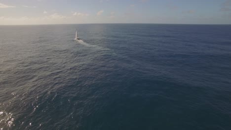 Volando-Sobre-El-Yate-Navegando-En-Mar-Abierto-O-En-El-Océano