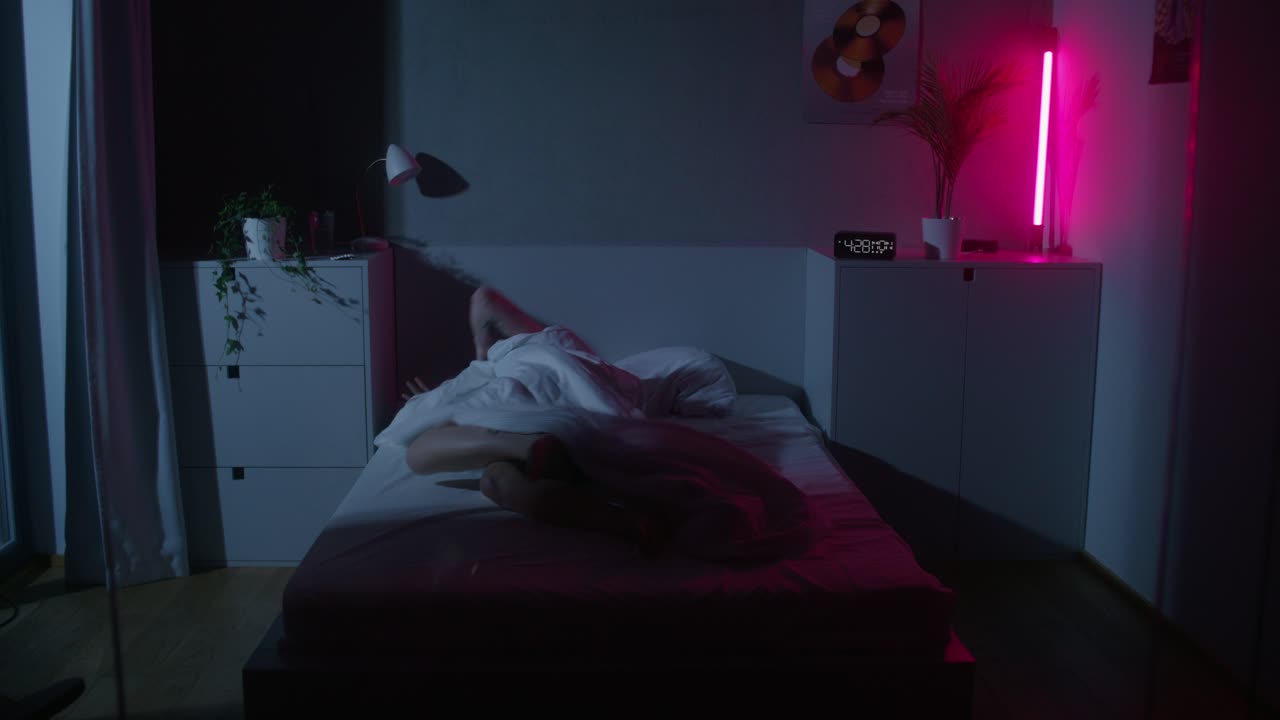 밤에는 세련된 침실에서 잠을 자는 사람