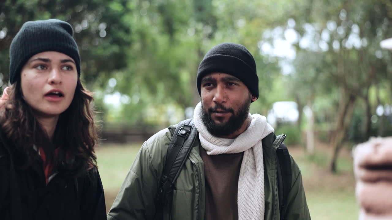 친구들과 함께 계획, 하이킹, 포인팅