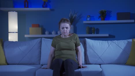 mujer mirando a la cámara con expresión cobarde.