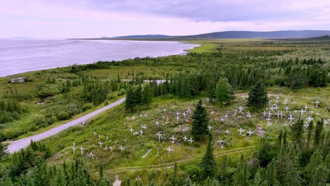 Luftstoß-Hoch-über-Dem-Friedhof-In-Koyuk,-Alaska