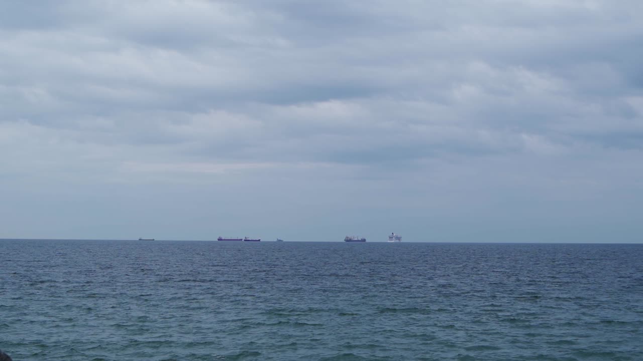 구름이 많은 날 멀리 있는 큰 화물선