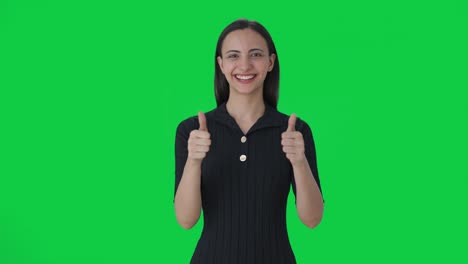 anfitriona de noticias india feliz mostrando los pulgares hacia arriba pantalla verde