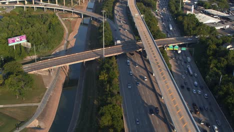 Vogelperspektive-Auf-Den-I-45-North-Freeway-Und-Den-Buffalo-Bayou-In-Houston-3