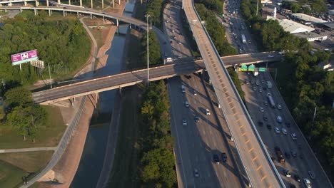 vista panorámica de la autopista i-45 norte y el pantano de búfalo en houston-3