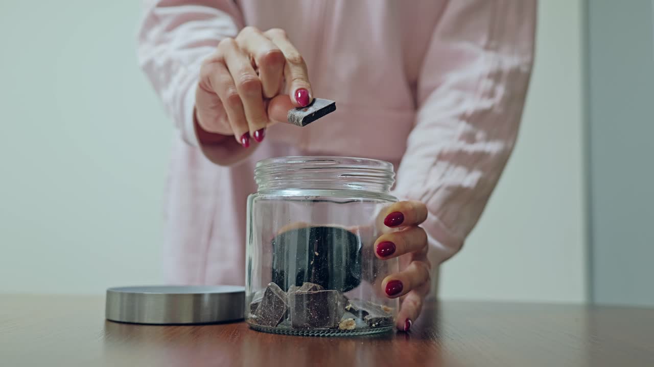Estilo de vida saudável, mostrando chocolate amargo com avelãs como opção doce natural