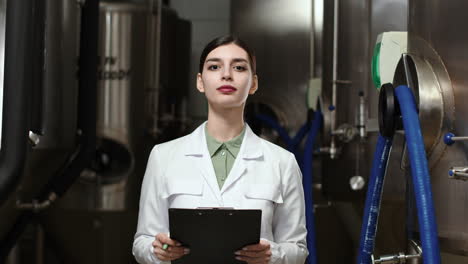 mujer con clipboard en la cervecería