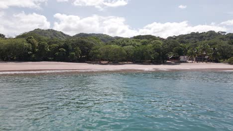 Schlussaufnahme-Des-Playa-Strandes,-Der-über-Das-Wasser-Hinausgeht