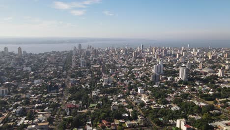 Hermosa-Toma-Aérea-De-La-Ciudad-Capturada-Durante-El-Día,-Paisaje-Americano