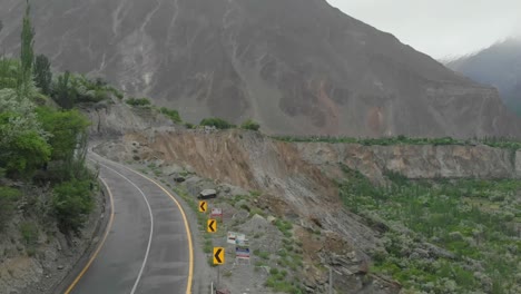 carretera de montaña sinuosa y vacía en gilgit con fondo de montaña