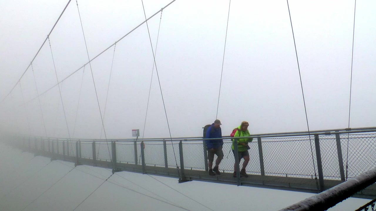 Attraversando il ponte sospeso più alto d'Europa nella nebbia. Il ponte sospeso si trova sullo Stubnerkogel a Bad Gastein