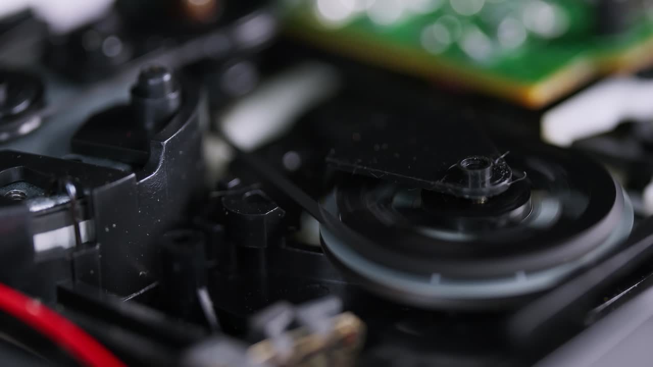 cassette de audio vintage de cerca. mecanismo de rebobinado. jugador de audio portátil.