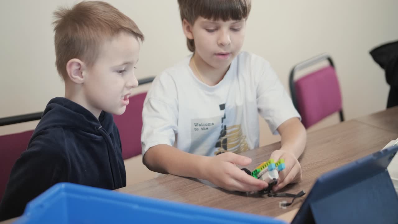 niños sonrientes y felices divirtiéndose en el taller