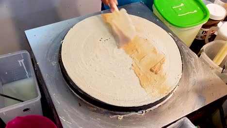 haciendo deliciosas crepes con aderezos dulces, vista de cerca