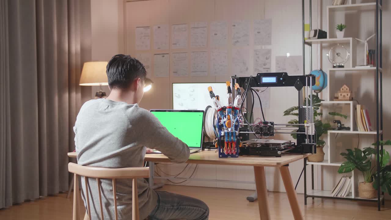 집에서 3d 프린팅 프로젝트를 하는 학생