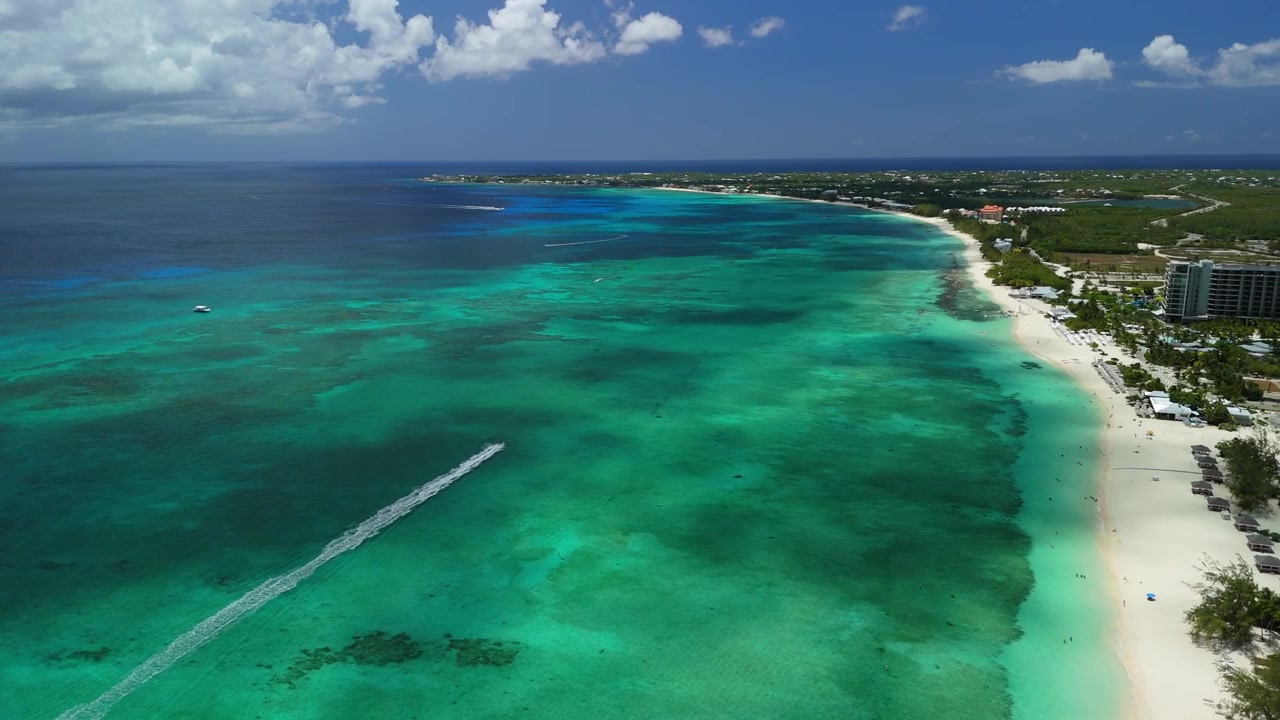 Drönare följer en vattenskoter längs Seven Mile Beach nära Kimpton Seafire Resort i Grand Cayman