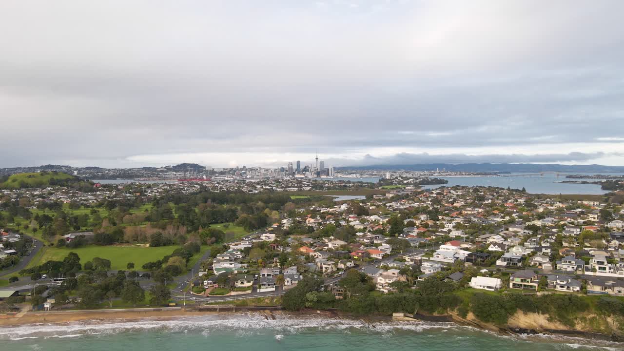 좁은 목을 바라보며 내려가는 항공 샷과