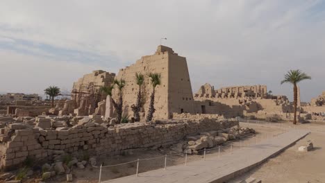 schwenken sie den rechten blick über den ruinenabschnitt des karnak-tempelkomplexes in ägypten