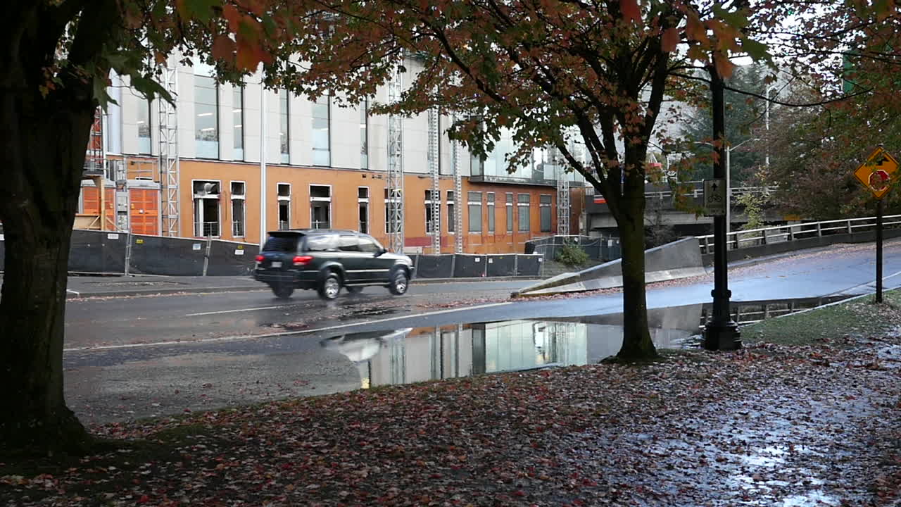 미국 오레곤주 포틀랜드의 물웅덩이를 통해 운전하는 자동차의 슬로우 모션 고해상도 hd