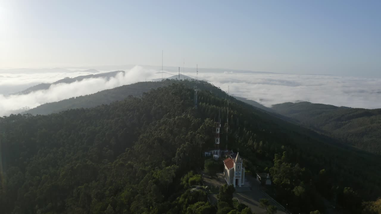 iglesia de santa justa en las montañas con bosque y nubes de fondo al amanecer en valongo, portugal