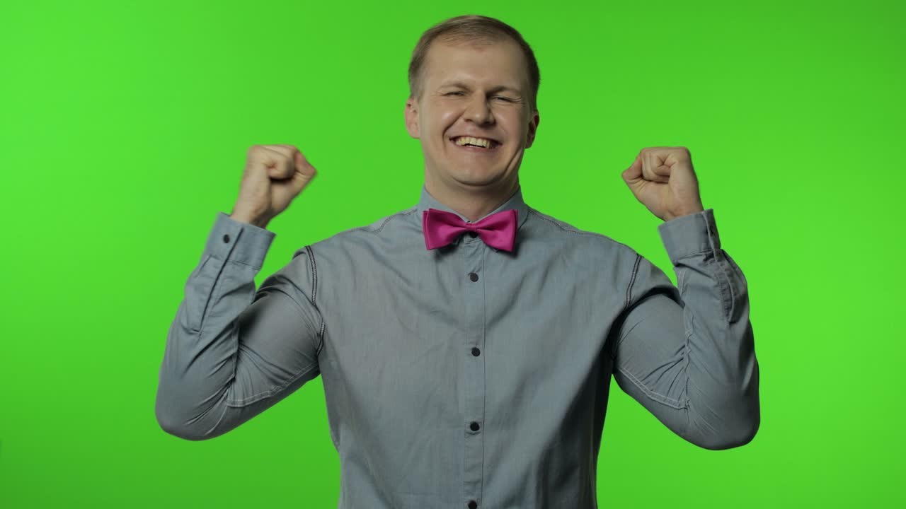 hombre feliz levantando el puño en un gesto victorioso, bailando, celebrando un gran éxito, disfrutando del día de la suerte