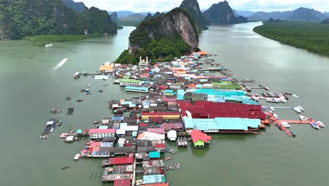 Vista-Aérea-De-La-Ciudad-Flotante-Cerca-De-La-Isla-Panyee-En-Phang-Nga,-Tailandia