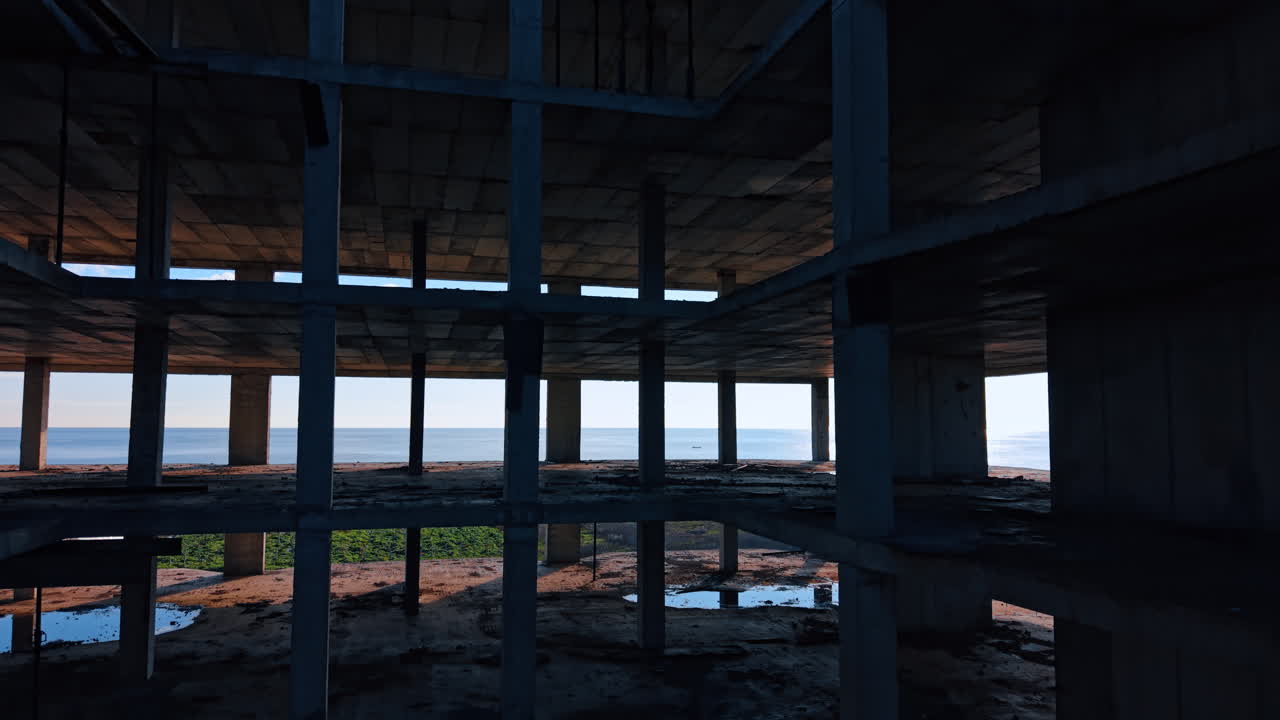 Salendo all'interno del vano centrale di un edificio a più piani. Vista sui piani dell'edificio abbandonato.