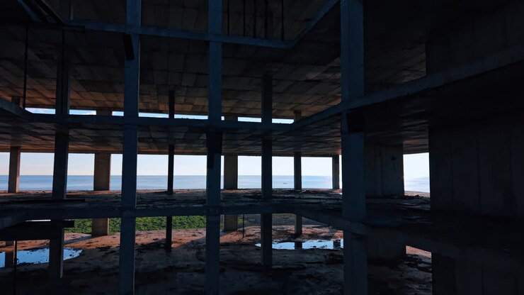 Salendo all'interno del vano centrale di un edificio a più piani. Vista sui piani dell'edificio abbandonato.