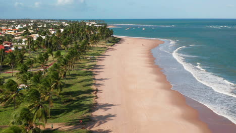 vista aérea de la playa, gran área verde con palmeras y algunas personas caminando, guarajuba, bahía, brasil