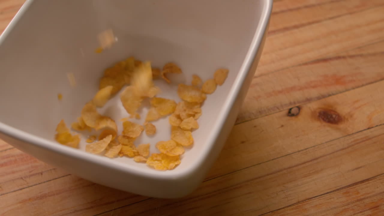 Müsli wird in eine Schüssel gegossen
