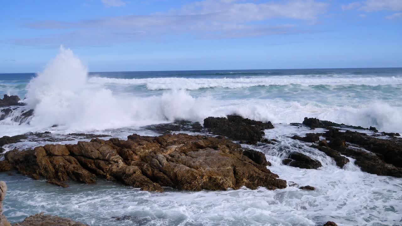 ásperas olas del océano rompiendo en la costa rocosa en sudáfrica